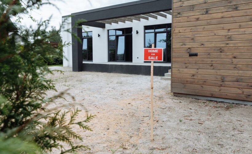 Modern house exterior with a 'Home for Sale' sign in front yard. - Photo by Thirdman on Pexels